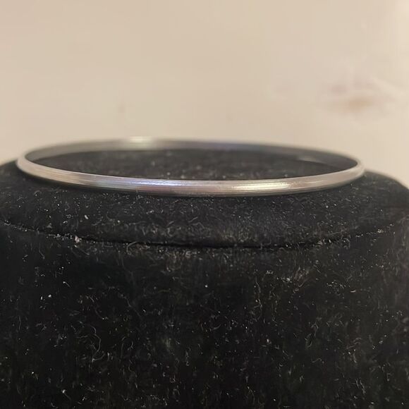 Retro 1990s 7.5” smooth polished silver tone stackable bangle bracelet - Picture 2 of 9